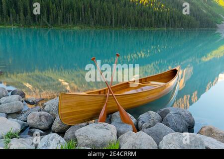 Canoe auf dem Cedar-Strip am Lake Louise, Banff National Park, Alberta, Kanada Stockfoto