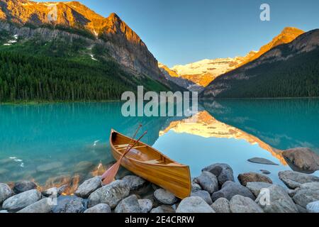 Canoe auf dem Cedar-Strip am Lake Louise, Banff National Park, Alberta, Kanada Stockfoto