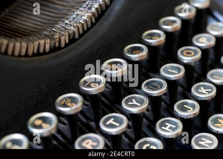 Vintage-Schreibmaschinen-Tasten (Englische Tastatur) Stockfoto