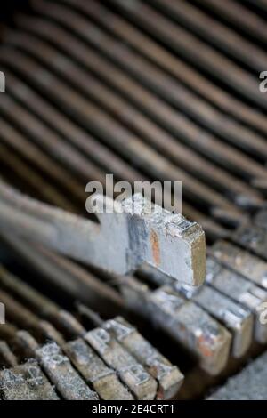 Dusty Vintage Schreibmaschinen-Tasten (Englische Tastatur) Stockfoto