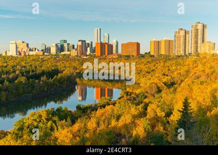 Edmonton Skyline und North Saskatchewan River, Edmonton, Alberta, Kanada Stockfoto