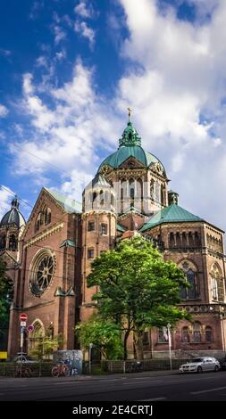 Die Lukaskirche ist ein evangelisch-lutherisches Kirchengebäude in München. Die Kirche wurde von 1893 bis 1896 nach Plänen von Albert Schmidt erbaut. Stockfoto