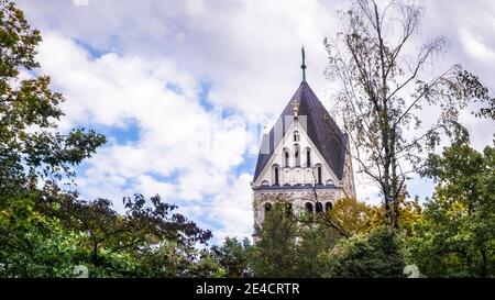 Die katholische Pfarrkirche St. Anna im Lehel in München wurde von 1887 bis 1892 im neoromanischen Stil nach Plänen von Gabriel von Seidl erbaut. Gilt als eines der besten Beispiele des Historismus in München. Stockfoto