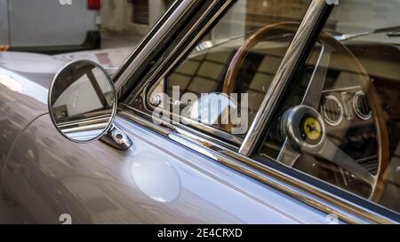 Rückspiegel eines Ferrari 330 GT 2 + 2 (1964–1967) in München. Entworfen von Sergio Pininfarina Stockfoto