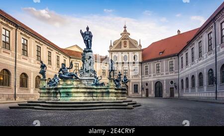 1610 wurde in der Residenz in München der große Wittelsbacher Brunnen errichtet. Hans Krumper schuf am Brunnen zusammengeführte Figuren. In der Mitte befindet sich die Statue von Otto von Wittelsbach. Stockfoto