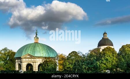 Kuppel des Diana-Tempels, 1615 von Heinrich schön dem Älteren erbaut, und Kuppel der Bayerischen Staatskanzlei im Hofgarten in München. Stockfoto