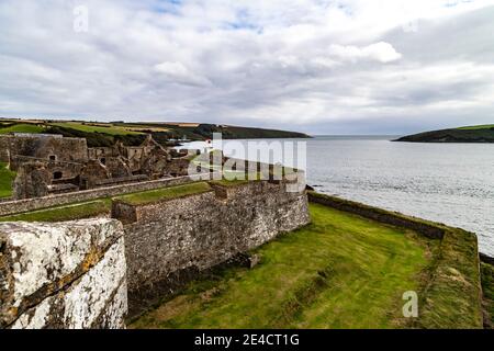 Charles Fort, Kinsale, Irland, Ruinen von Star Fort, Barriere Wände, Gehäuse, Munition Bereich; Leuchtturm; Hafen Eingang Stockfoto