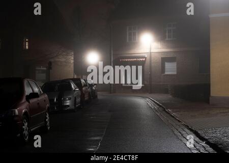 Nebel in den Straßen der Stadt Luckenwalde, geparkt Autos am Straßenrand Stockfoto