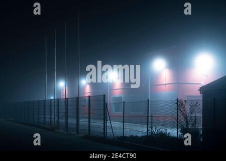 Nebel in den Straßen der Stadt Luckenwalde, nachts in der Jueterboger Straße Stockfoto