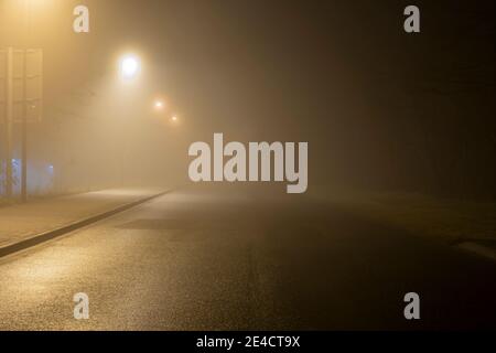 Nebel in den Straßen der Stadt Luckenwalde ,at Nacht ohne Menschen Stockfoto