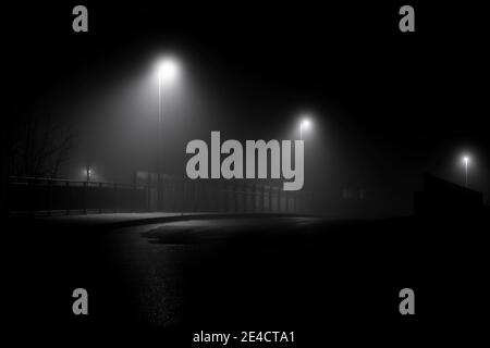 Nebel in den Straßen der Stadt Luckenwalde, Straße Laternen in der Nacht auf einer Brücke Stockfoto