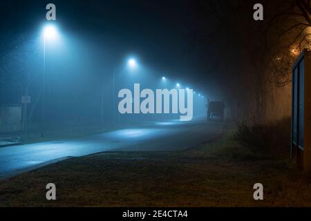 Nebel in den Straßen der Stadt Luckenwalde, Straße Nachts ohne Menschen und Autos Stockfoto