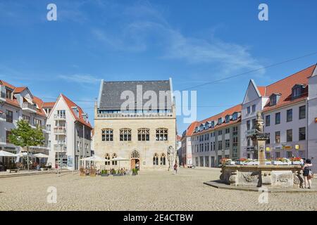 Deutschland, Sachsen-Anhalt, Halberstadt, Holzmarkt mit der historischen Westfassade des Rathauses und Halberstädter Roland Stockfoto