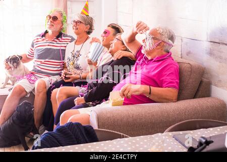 Familiengruppe gemischter Altersgruppen Generationen feiern gemeinsam zu Hause Mit Glück - junge und alte Menschen haben Spaß - Enkel Teenager mit Großvätern genießen Party Stockfoto