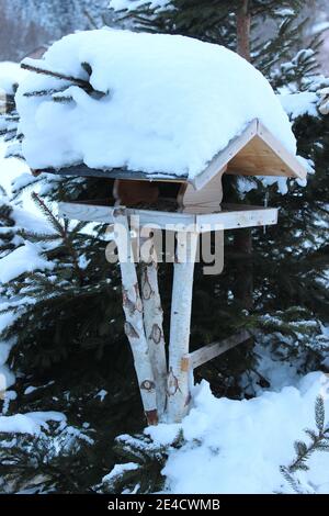 Vogelfutterhäuschen, bedeckt mit Schnee Stockfoto