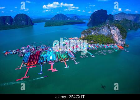 Luftpanorama über Ko Panyi schwimmendes Dorf im Süden Thailands. Ko Panyi ist ein Fischerdorf in der Provinz Phang Nga, Thailand, Stockfoto