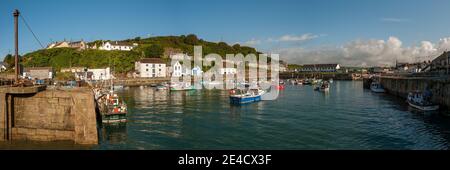 PORTHLEVEN, CORNWALL, Großbritannien - 10. JUNI 2009: Panoramablick auf Porthleven Harbour Stockfoto