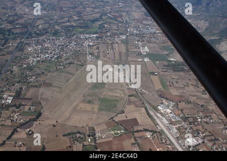 Aquino, Italia - 28 agosto 2008: Veduta aerea della città di Aquino e dell'aeroporto Stockfoto