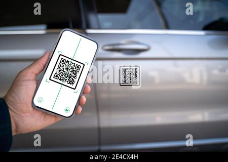 Autonomes Auto Entsperren Smart Auto per qr-Code auf dem Telefon Stockfoto