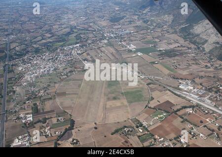 Aquino, Italia - 28 agosto 2008: Veduta aerea della città di Aquino e dell'aeroporto Stockfoto