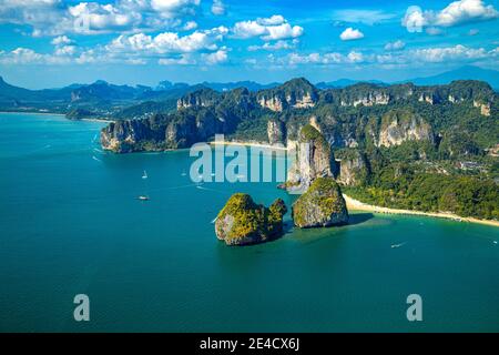 AO Nang Luftaufnahme Krabi berühmtesten Strände, Phra Nang Beach, Railey West Beach, Tonsai Bay Beach und die schöne Felsformation Aonang Tower, Ao Stockfoto