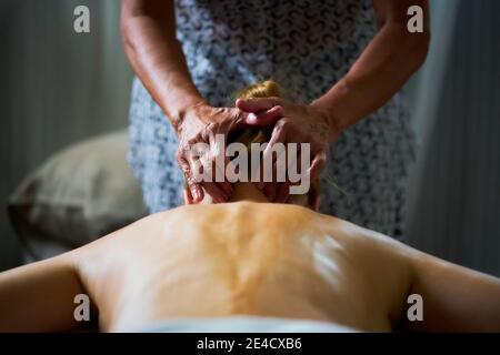 Eine Dame, die eine Ganzkörperölmassage von einem erhält Professionelle Masseuse Stockfoto