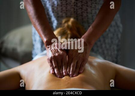 Eine Frau, die eine Ölmassage hat Stockfoto