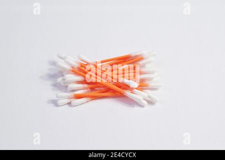 Wattestäbchen Haufen auf weißem Hintergrund Stockfoto