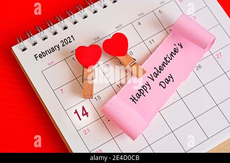 Zerrissenes Papier im Februarkalender 2021 mit Phase - Happy Ist Valentinstag Stockfoto