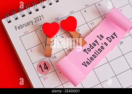 Zerrissenes Papier am Februarkalender 2021 mit Phase - heute Ist Valentinstag Stockfoto