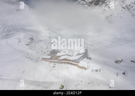 Luftaufnahme des Sonnalpin-Stationsrestaurants bei starkem Schnee Unter Zugspitze Top of Germany Stockfoto