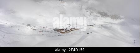Panorama-Luftaufnahme des Restaurants Sonnalpin im schweren Schnee darunter Zugspitze Top of Germany Stockfoto