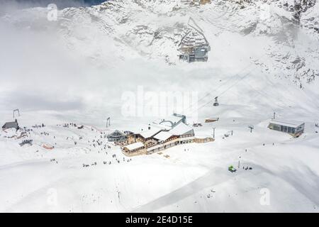 Luftaufnahme des Sonnalpin-Stationsrestaurants bei starkem Schnee Unter Zugspitze Top of Germany Stockfoto