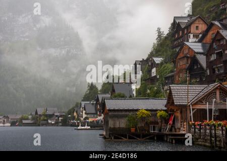 Moody und regnerischer Tag mit Wolken und wenig Nebel im Dorf Hallstatt, ein kleines touristisches Dorf in Österreich, Europa, neben einem See gelegen Stockfoto