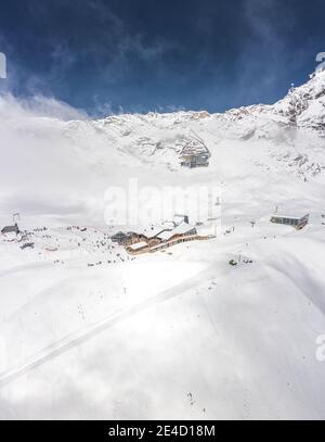 Luftaufnahme des Sonnalpin-Stationsrestaurants bei starkem Schnee Unter Zugspitze Top of Germany Stockfoto