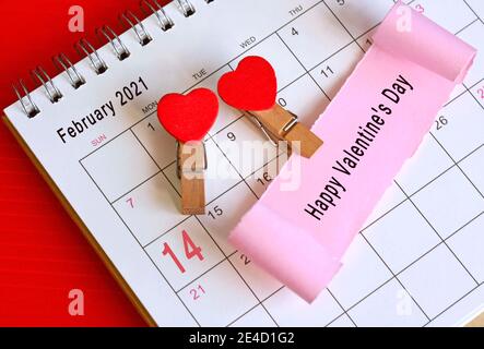 Zerrissenes Papier im Februarkalender 2021 mit Phase - Happy Ist Valentinstag Stockfoto