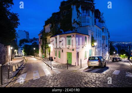 Spaziergang auf einer Straße von Montmartre in Paris Stockfoto