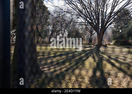 Washington, DC, USA. Januar 2020. Truppen der Nationalgarde sichern das Kapitolgebäude der Vereinigten Staaten nach der Amtseinführung von Präsident Joe Biden und Vizepräsident Kamala Harris. Das Kapitol wurde während eines Aufstandes am 6. Januar nur wenige Tage vor der Einweihung gebrochen. Quelle: Jeremy Hogan/SOPA Images/ZUMA Wire/Alamy Live News Stockfoto