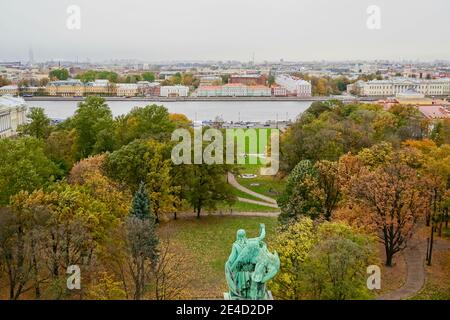 Sankt Petersburg - November, 2020 atemberaubende Panoramaaussicht Senatsplatz von der Aussichtsplattform der Kathedrale von St. Isaac. Die beliebtesten Stockfoto