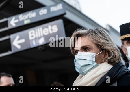 Valerie Pecresse, Präsidentin der Region Ile de France, am Bahnhof Villiers Neauphle Ponchartrain zum Regionalzug zurück nach Paris. Villiers Saint Frederic, Frankreich, 22. Januar 2021. Foto von Daniel Derajinski/ABACAPRESS.COM Stockfoto