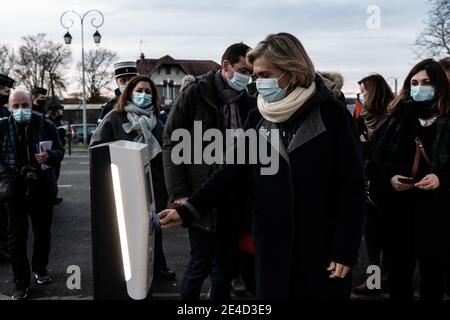 Valerie Pecresse, Präsidentin der Region Ile de France, am Bahnhof Villiers Neauphle Ponchartrain zum Regionalzug zurück nach Paris. Villiers Saint Frederic, Frankreich, 22. Januar 2021. Foto von Daniel Derajinski/ABACAPRESS.COM Stockfoto