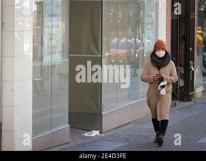 Vancouver, Kanada. Januar 2021. Ein Bewohner mit Gesichtsmaske geht an einem geschlossenen Geschäft in Vancouver, Kanada, vorbei, 22. Januar 2021. Quelle: Liang Sen/Xinhua/Alamy Live News Stockfoto