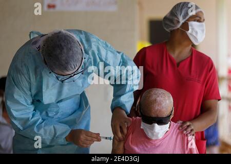 Brasilia, Brasilien. Januar 2021. Eine ältere Person erhält in Brasilia, Brasilien, am 22. Januar 2021 eine Dosis von Chinas COVID-19-Impfstoff. Die brasilianische Gesundheitsbehörde (Anvisa) hat am Freitag einstimmig die Anwendung von weiteren 4.8 Millionen Dosen des Coronavac-Impfstoffs gegen COVID-19 genehmigt.die Impfstoffe wurden vom chinesischen Pharmaunternehmen Sinovac Biotech in Zusammenarbeit mit dem Butantan-Institut entwickelt. Quelle: Lucio Tavora/Xinhua/Alamy Live News Stockfoto