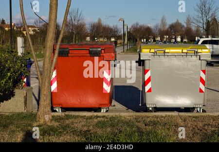 Bunte Mülltonnen am Straßenrand (Pesaro, Italien, Europa) Stockfoto