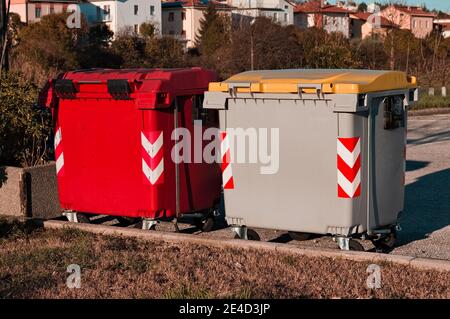 Bunte Mülltonnen am Straßenrand (Pesaro, Italien, Europa) Stockfoto