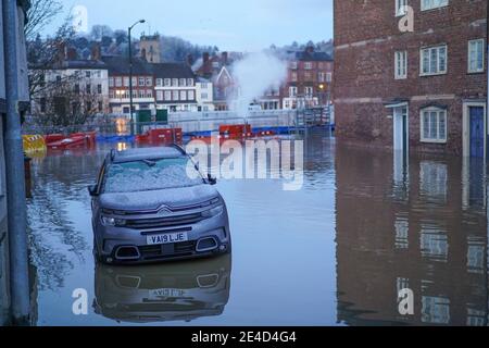 Bewdley, Großbritannien. Januar 2021. Die verheerenden Nachwirkungen von Storm Christoph sind heute zu spüren, als der Fluss Severn in der Nacht durch die Hochwasserbarrieren am Beale's Corner in Bewdley platzte. Kredit: Lee Hudson/Alamy Live Nachrichten Stockfoto