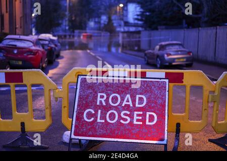 Bewdley, Großbritannien. Januar 2021. Die verheerenden Nachwirkungen von Storm Christoph sind heute zu spüren, als der Fluss Severn in der Nacht durch die Hochwasserbarrieren am Beale's Corner in Bewdley platzte. Kredit: Lee Hudson/Alamy Live Nachrichten Stockfoto