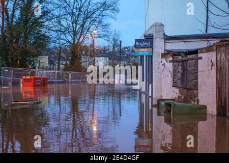 Bewdley, Großbritannien. Januar 2021. Die verheerenden Nachwirkungen von Storm Christoph sind heute zu spüren, als der Fluss Severn in der Nacht durch die Hochwasserbarrieren am Beale's Corner in Bewdley platzte. Kredit: Lee Hudson/Alamy Live Nachrichten Stockfoto