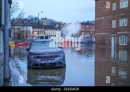 Bewdley, Großbritannien. Januar 2021. Die verheerenden Nachwirkungen von Storm Christoph sind heute zu spüren, als der Fluss Severn in der Nacht durch die Hochwasserbarrieren am Beale's Corner in Bewdley platzte. Kredit: Lee Hudson/Alamy Live Nachrichten Stockfoto