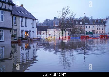 Bewdley, Großbritannien. Januar 2021. Die verheerenden Nachwirkungen von Storm Christoph sind heute zu spüren, als der Fluss Severn in der Nacht durch die Hochwasserbarrieren am Beale's Corner in Bewdley platzte. Kredit: Lee Hudson/Alamy Live Nachrichten Stockfoto